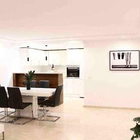 Large Modern Beach Front Apartment, Rooftop Pool!! Marbellac Extérieur photo