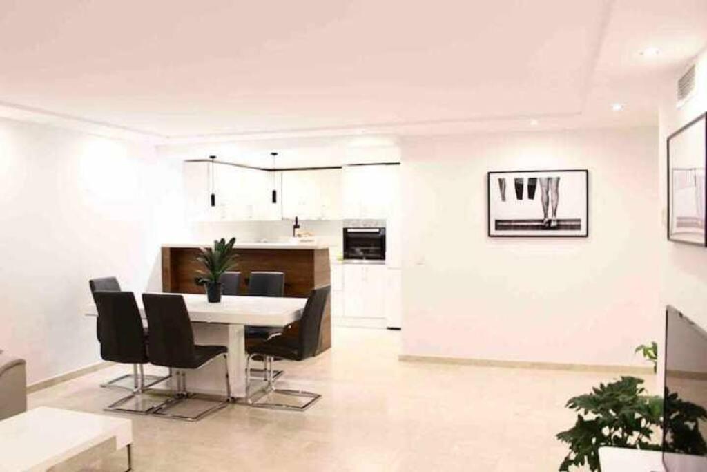 Large Modern Beach Front Apartment, Rooftop Pool!! Marbellac Extérieur photo