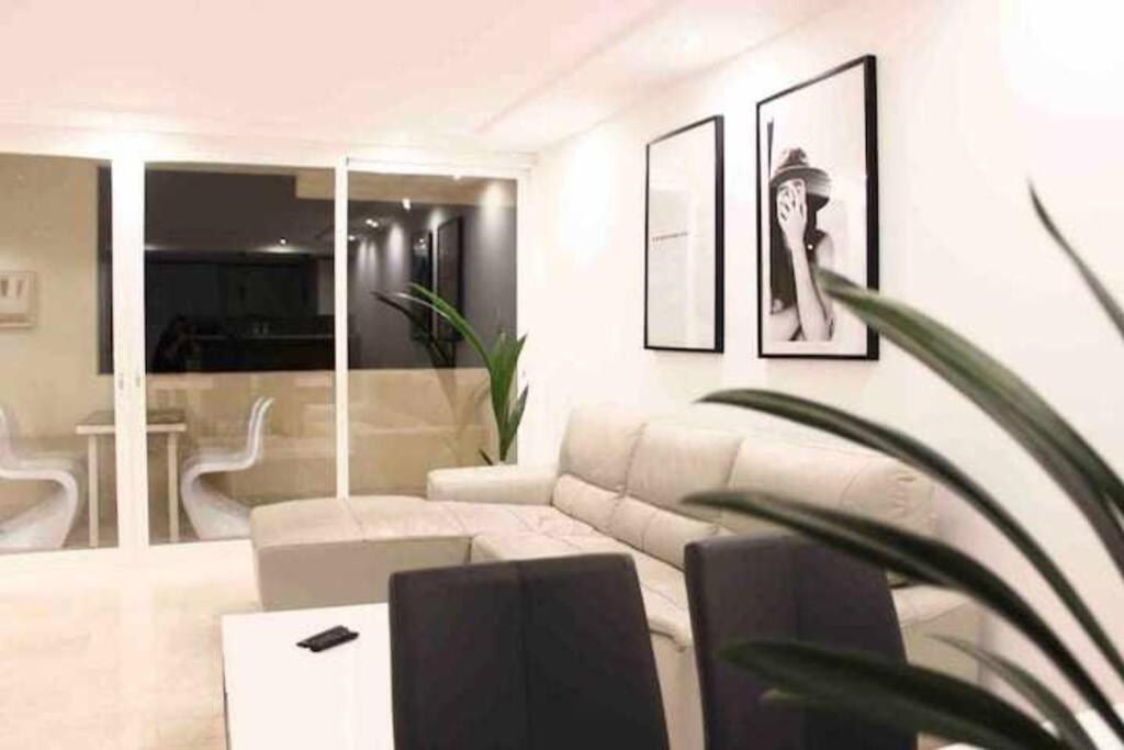 Large Modern Beach Front Apartment, Rooftop Pool!! Marbellac Extérieur photo