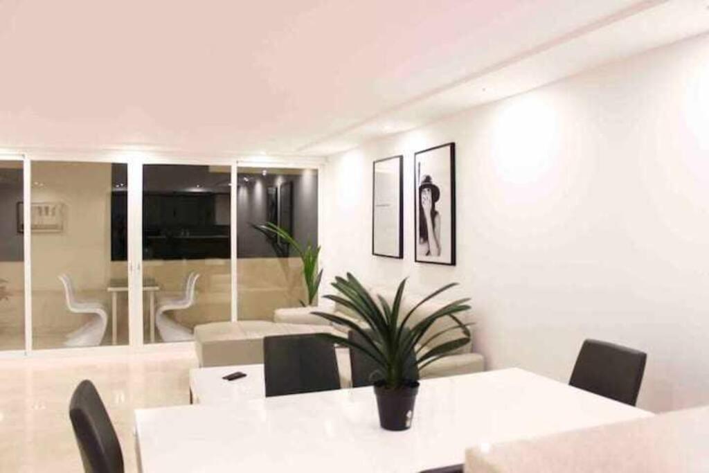 Large Modern Beach Front Apartment, Rooftop Pool!! Marbellac Extérieur photo