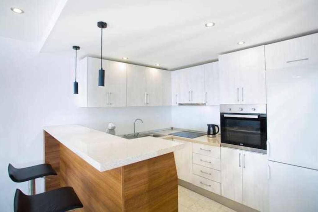 Large Modern Beach Front Apartment, Rooftop Pool!! Marbellac Extérieur photo