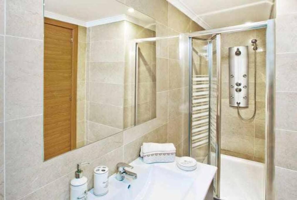 Large Modern Beach Front Apartment, Rooftop Pool!! Marbellac Extérieur photo