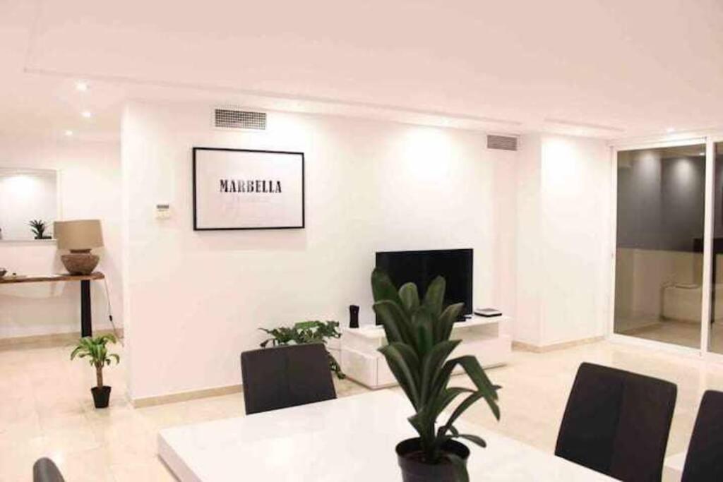 Large Modern Beach Front Apartment, Rooftop Pool!! Marbellac Extérieur photo
